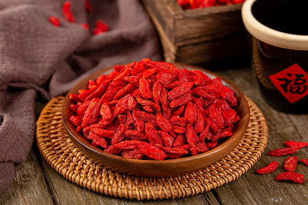 枸茄茄木碗里的红色枸杞子背景