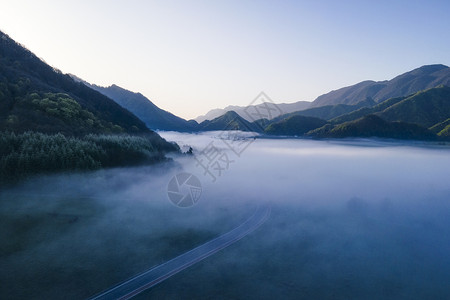 湖北神农架大九湖清晨晨雾背景图片