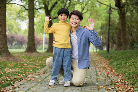 打招呼男孩儿童节父子相伴逛公园打招呼背景