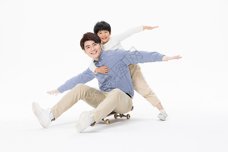 玩滑板男孩素材儿童节父子相伴玩滑板背景