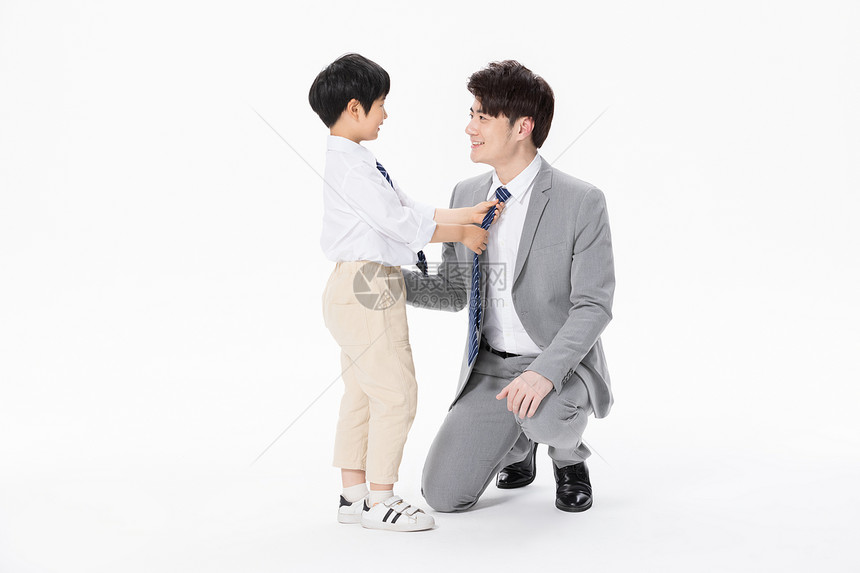 父子穿西装儿子给爸爸打领带图片