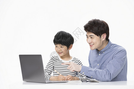 爸爸辅导儿子在线教育上课学习图片