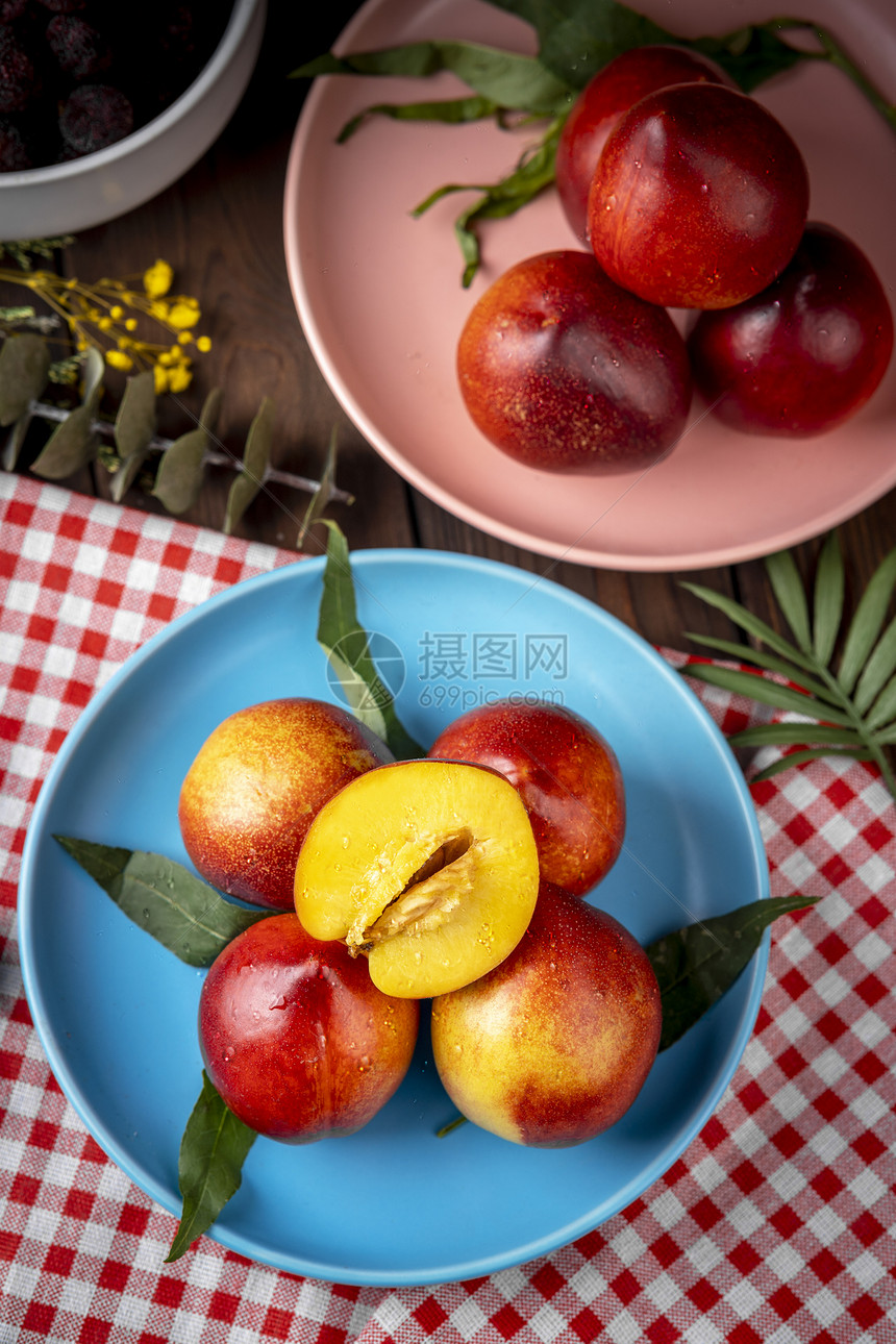 桌上的美味油桃图片