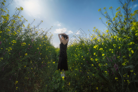 油菜花青春人像图片