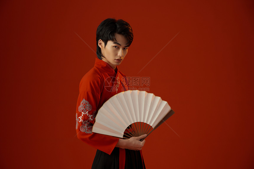 拿折扇的中国风男性图片