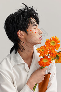时尚妆面男性与鲜花背景图片