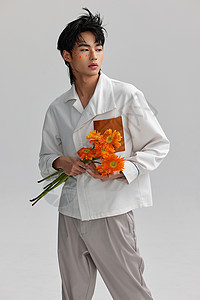 创意男性韩系鲜花写真背景图片