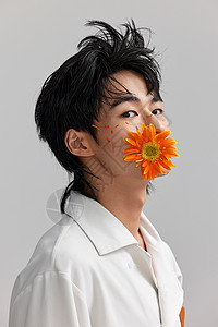 创意男性韩系鲜花写真背景图片