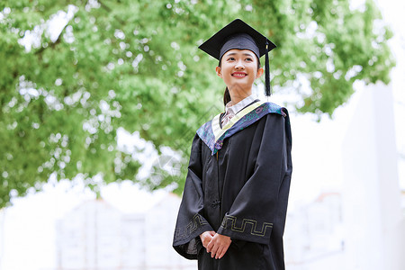 带着学位帽的女生手举毕业证书庆祝毕业亚洲人高清图片素材