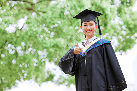 带着学位帽的女生点赞大学高清图片素材