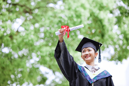 学历认证高举毕业证书的女性背景