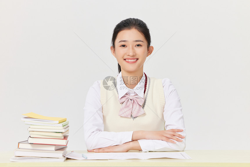 高考冲刺学习的女学生图片