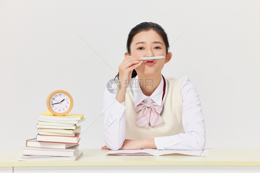 高考冲刺学习的女学生图片