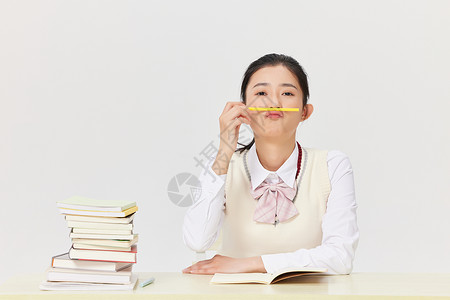 高考冲刺学习的女学生图片