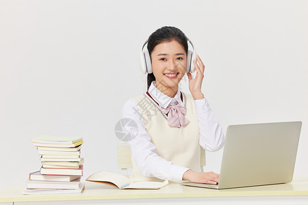 高考冲刺学习的女学生图片