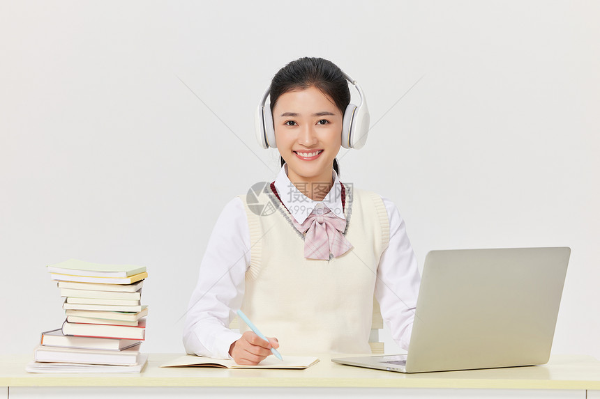 高考冲刺学习的女学生图片