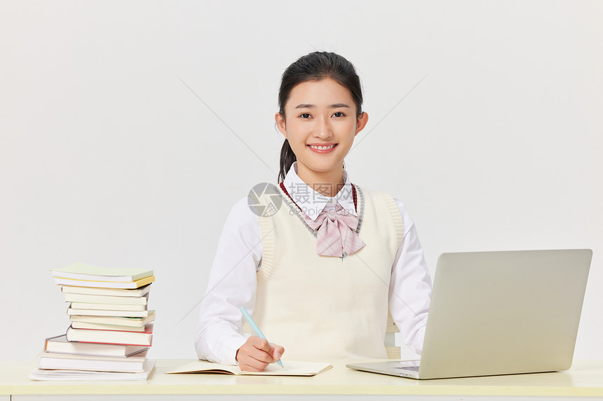 高考冲刺学习的女学生图片