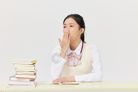 高考冲刺学习的女学生打哈欠图片