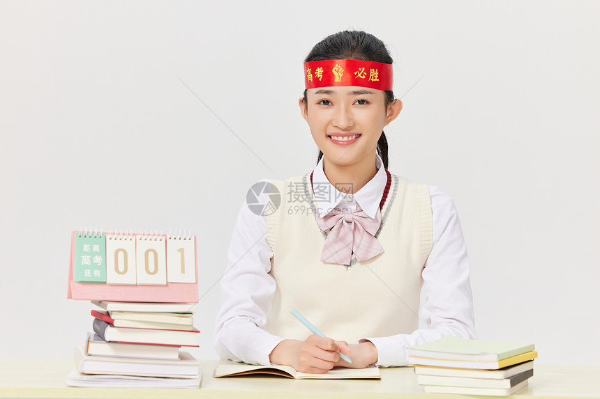 高考冲刺学习的女学生图片