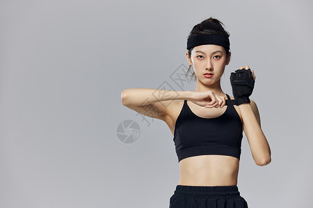 搏击格斗年轻美女戴运动手套背景
