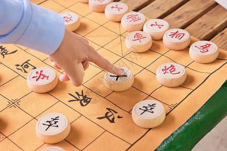 父子公园湖边下象棋手部特写背景图片