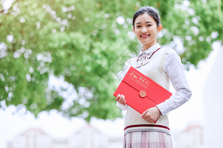 女孩拿到通知书拿着入学通知书的手部特写背景