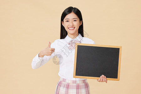 青春活力女学生拿着黑板点赞图片