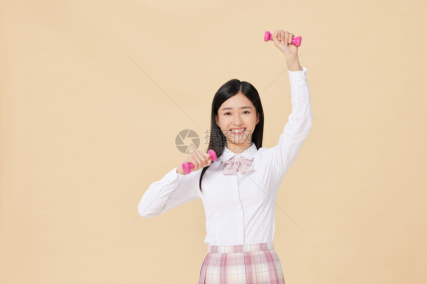 锻炼身体的女学生图片