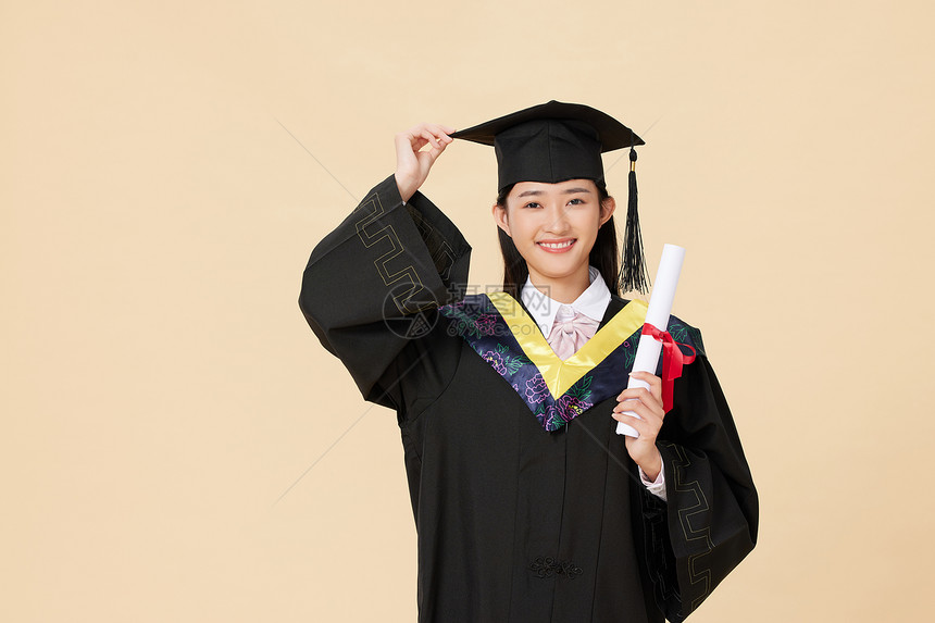 手拿毕业证高兴的女生图片