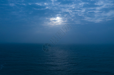静谧的海海日明月背景