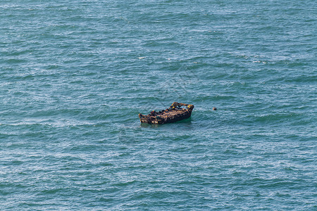 一艘渔船海面上一艘小船背景