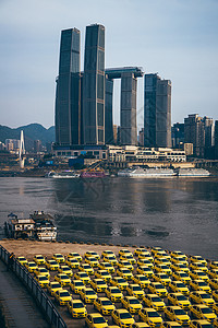 黄色酷炫光效重庆山城特色出租车与建筑背景