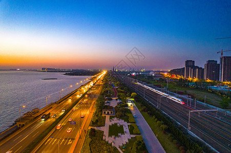 环陵路黄昏的海湾和环湾大道背景