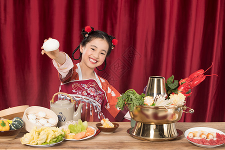 活泼可爱吃火锅的女孩图片