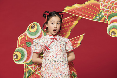 国风风筝拿着风筝表情惊讶的小女孩背景
