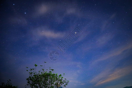 夏季夜晚的星空背景图片