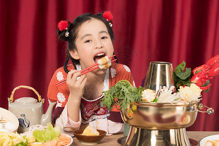 古装小女孩吃火锅筷子夹着竹轮高清图片