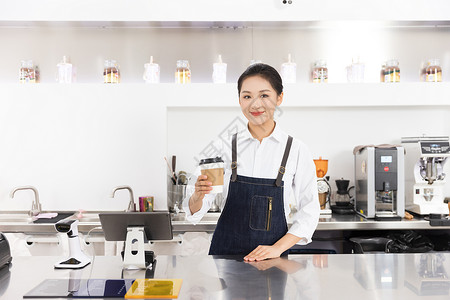 饮品店女性服务员端着咖啡背景图片