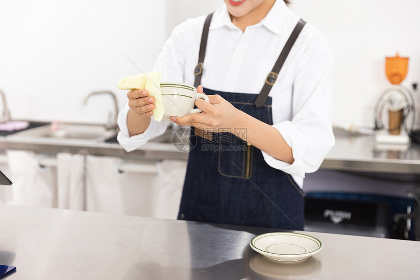 饮品店女性服务员端着咖啡图片