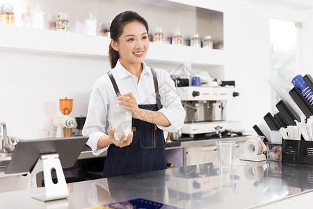 饮品店女性服务员制作奶茶背景
