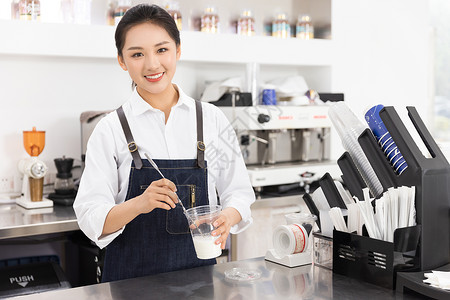 饮品店女性服务员制作奶茶高清图片