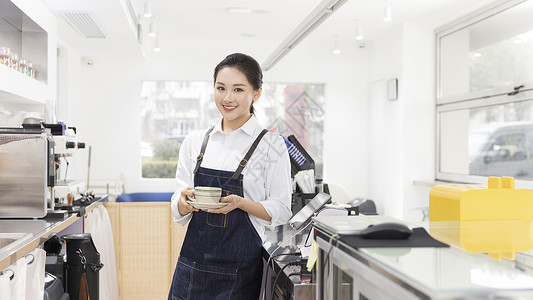 饮品店女性服务员端着咖啡图片