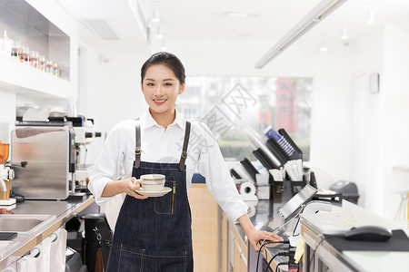 饮品店女性服务员端着咖啡背景图片