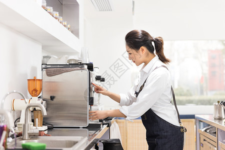 饮品店女性服务员操作机器背景图片