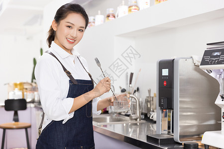 端着水服务员咖啡师搅拌杯中的水背景