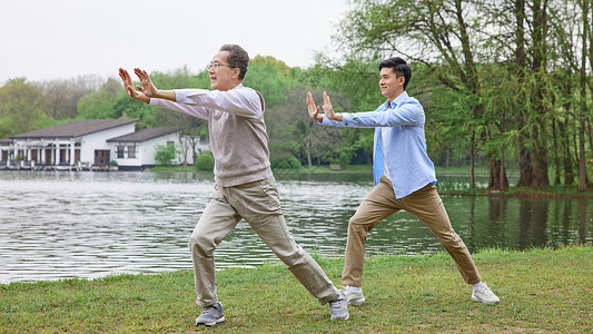 人湖边中年父子公园湖边打太极拳背景