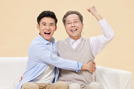老年人和年轻人中年父子居家欢乐相伴背景