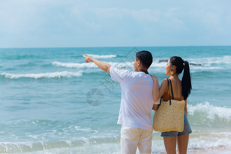 夏日情侣海边沙滩眺望图片