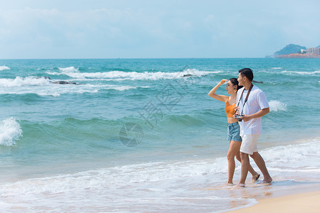 夏日情侣海边沙滩散步度假图片