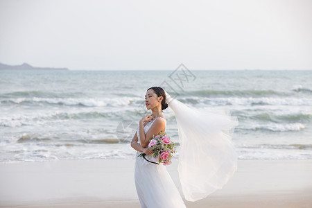 佟丽娅海滩捧花海边婚纱美女拿手捧花背景